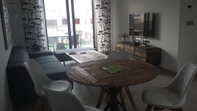 Integrerat vardagsrum och kök. Inglasad balkong utanför med havsutsikt. Smart TV och Fiberanslutning. 
Påkostade möbler inköpta i Sverige och i Spanien. Inglasad möblerad balkong utanför vardagsrummet, med havsutsikt.