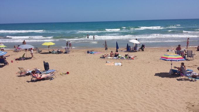 250 meter till Costa Blanca kustens mest kända strand La Mata. Under högsäsong finns det surfbrädor, jetski och badbåtar att hyra alldeles nedanför oss. Du kan även roa dig med att åka bananbåt. 