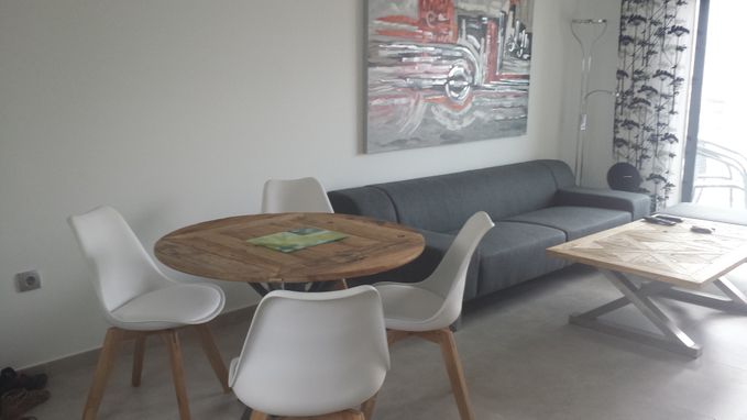 Boliasoffa i ull med rejäl fotpall i dito klädsel. Där kan en femte person sova gott. 
