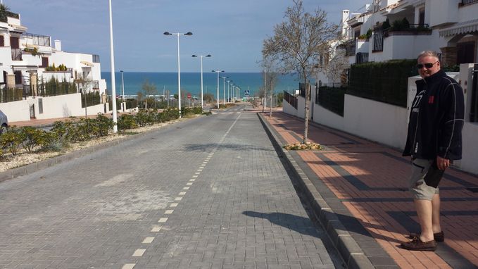 Den breda paradgatan ned till La Mata stranden. Gatan som syns är det högra körfältet (Mars- 15) Gott om parkeringsplatser utanför.