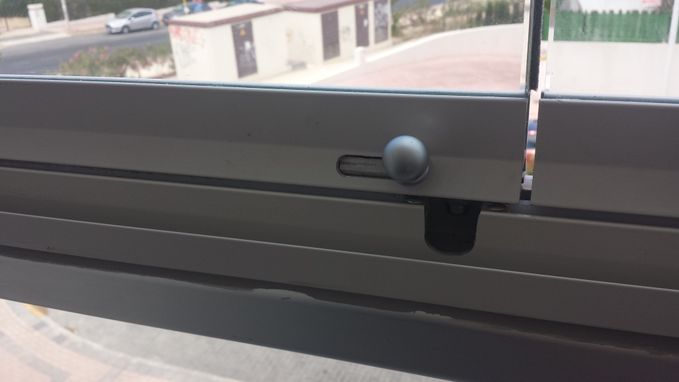För att öppna glasen på balkongen så börjar du med att föra spaken åt sidan. 