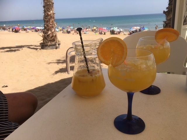 Pura Vida nedanför oss, på stranden, har härliga svalkande drinkar.