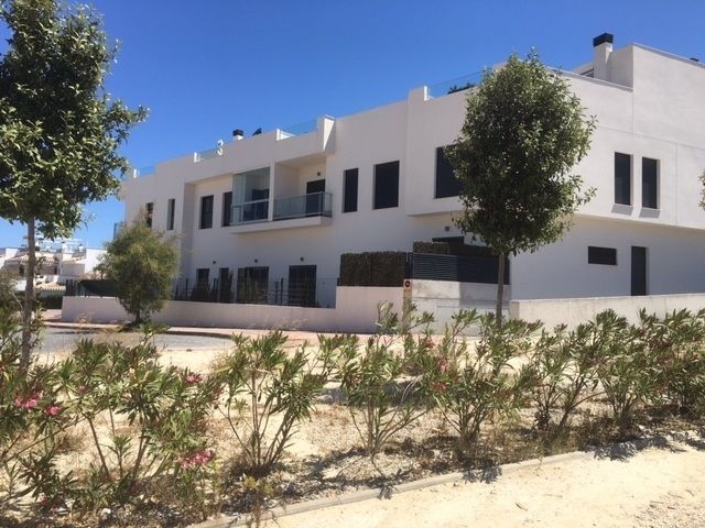 Bilden är från kustvägen som går ovanför oss, då ser vi ut så här om ni kör fel. Då har ni kört för långt. Den vägen bär rakt in till Torrevieja centrum om man fortsätter.
